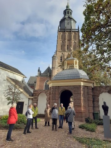 40 Voorpleintje met de machtige Walburgistoren op de achtergrond